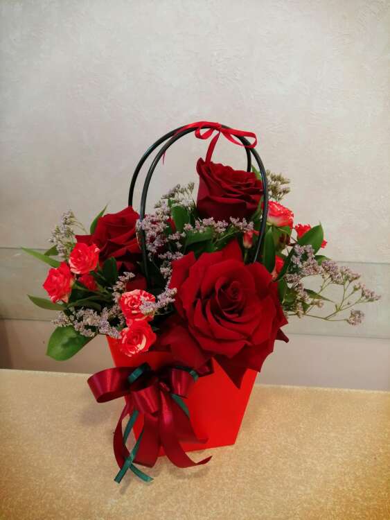 Купить Сумочка с розами. в интернет-магазине Праздник цветов и подарков с доставкой по Хабаровску недорого.